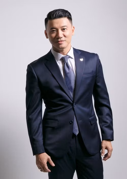 Theo Dân Việt, Khắc Nguyện từng tham gia khóa đào tạo MC của Nhà Văn hóa Thanh niên TP HCM. Từ năm 2002, anh bắt đầu dẫn chương trình. Ảnh: Vietnamnet.