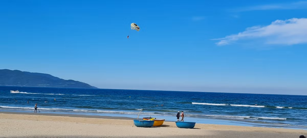 Đà Nẵng là nơi tập hợp nhiều bãi biển đẹp và nổi tiếng, nhưng bãi biển Mỹ Khê vẫn nổi lên như một viên ngọc sáng, thu hút hàng ngàn lượt du khách trong và ngoài nước.