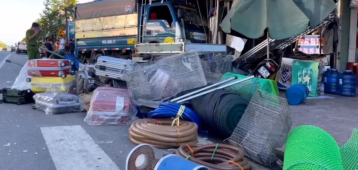 Hiện cơ quan công an vận động người nhà liên lạc với tài xế C. và đưa người này đến cơ quan công an làm việc, phục vụ công tác điều tra nguyên nhân vụ tai nạn.