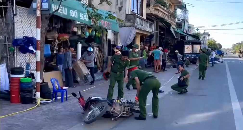Cơ quan công an cũng tiến hành phong tỏa các tuyến đường để tìm kiếm người điều khiển phương tiện.