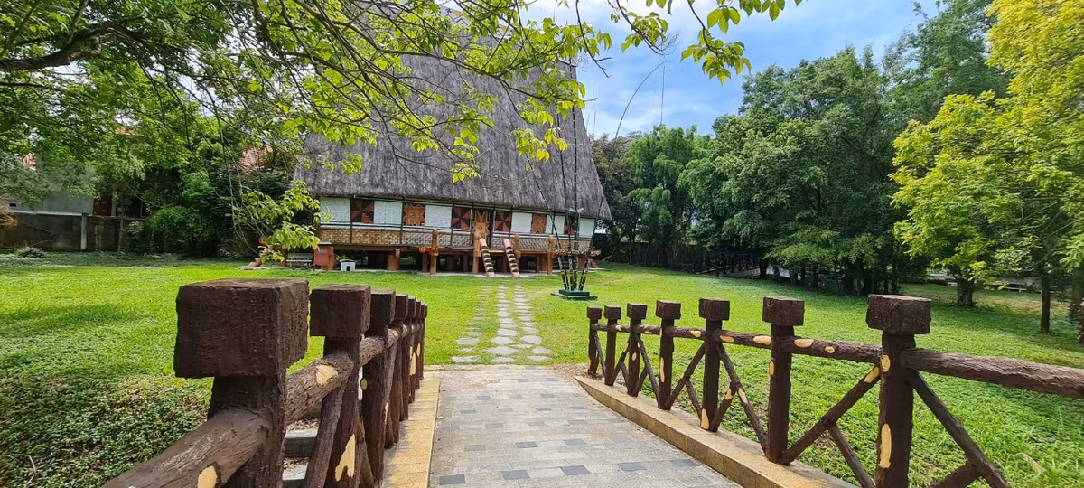 Tọa lạc tại vị trí đẹp trong khuôn viên bảo tàng với lưng tựa núi, mặt hướng ra dòng suối trong xanh, nhà rông Tây Nguyên được xây dựng theo lối kiến trúc nhà rông truyền thống của dân tộc Ba Na.