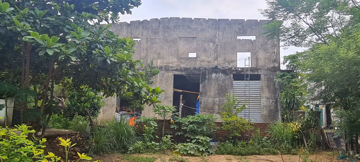 Thế nên, hơn chục năm qua, cả khu dân cư này không có một ngôi nhà mới, chỉ còn những ngôi nhà xập xệ, tạm bợ, xen lẫn trong đám cây cỏ dại như ở một "miền quê xa lắm".