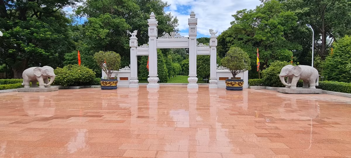 Cho đến nay, trong khu vườn cũ của gia đình nhà vua Quang Trung vẫn còn lưu giữ 2 di tích cực kỳ quý giá: giếng nước xưa và cây me cổ thụ, tương truyền lại là có từ thời Hồ Phi Phúc (thân sinh của ba anh em nhà Tây Sơn).