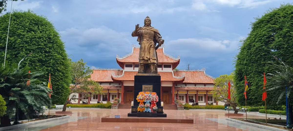 Bảo tàng Quang Trung cũng là một trong những bảo tàng Danh nhân lớn nhất và thu hút lượng khách đến tham quan du lịch, học tập nhiều nhất trong cả nước.