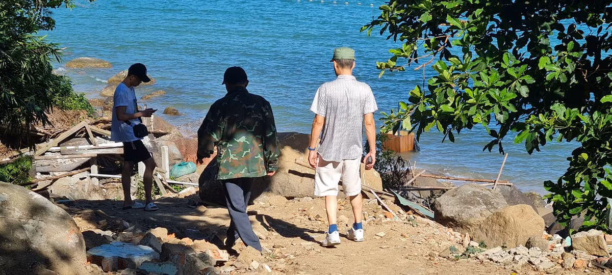 Cảnh nhếch nhác hoang tàn khiến nhiều du khách bất ngờ khi quay trở lại Sơn Trà.