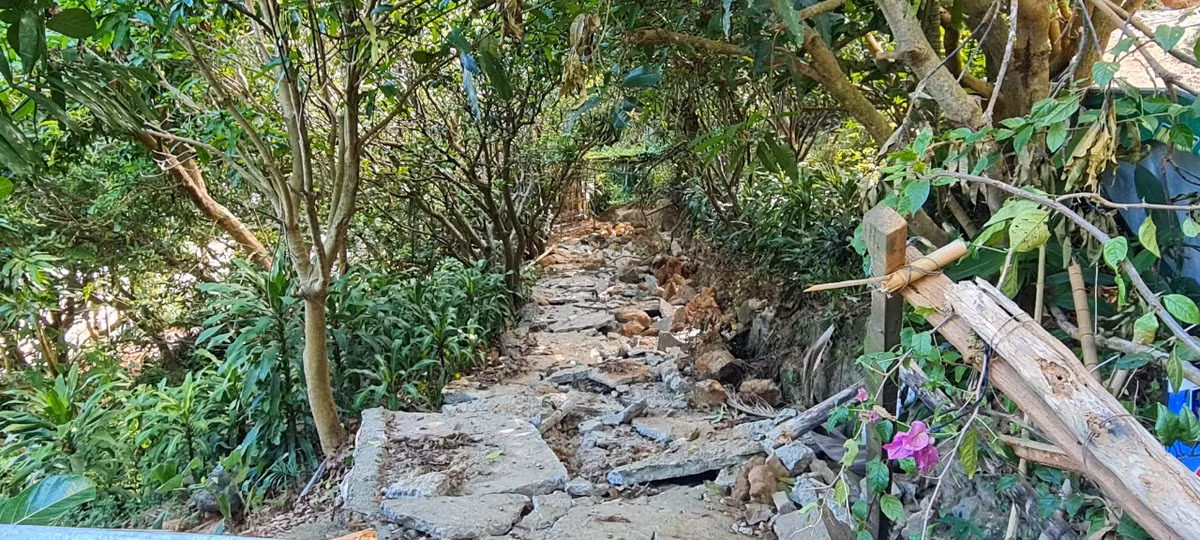 Ngổn ngang bê tông vỡ trên con đường nhỏ dẫn vào các nhà hàng, quán ăn xây dựng trái phép và bị tháo dỡ trước đó.