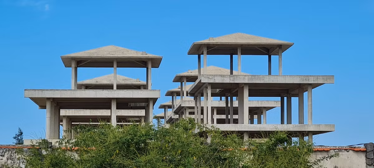Nằm trên cung đường tập trung vô số thương hiệu khách sạn, resort, sân golf, bãi tắm, nhà hàng,…nổi tiếng, Mai House Hội An gây ấn tượng bởi vẻ nhếch nhác, hoang tàn ngay từ bên ngoài hàng rào dự án.