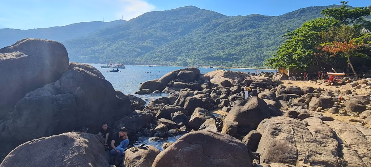 Hay dạo bước trên bãi đá hoang sơ, đắm mình trong không gian yên tĩnh của biển trời bao la, hòa trong tiếng sóng rì rào của biển cả cũng là một trải nghiệm thú vị với du khách.