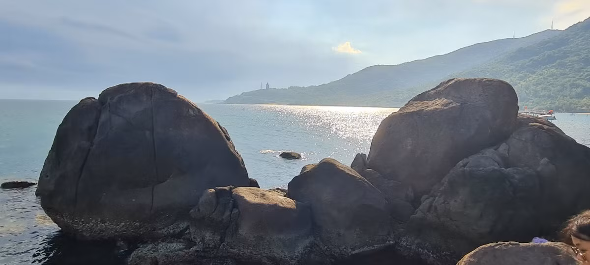 Lắng nghe tiếng sóng biển êm ái vỗ nhẹ từng cơn vào bờ, đập vào những tảng đá nằm chồng chất ngổn ngang trên mặt biển, tất cả mệt mỏi, muộn phiền đều tan biến.