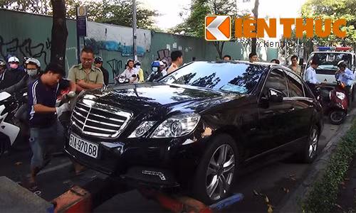 Nguoi dan ong dot tu khi dang lai xe Mercedes