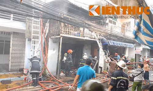 Nhiều tiếng nổ lớn, cả khu phố tháo chạy - Hình 2 Nhieu tieng no lon, ca khu pho thao chay-Hinh-2
