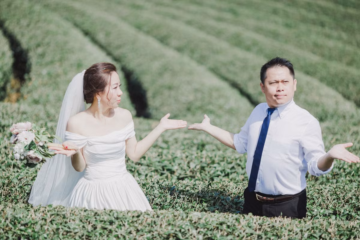 Để chuẩn bị cho đám cưới, Kong và Eileen đã cùng trải qua một hành trình chuẩn bị khá thú vị. Kong chưa từng sang Việt Nam nên đối với nhiều người và cả họ, việc lặn lội vượt cả một chặng đường dài đến đây chụp ảnh cưới quả là một sự liều lĩnh.