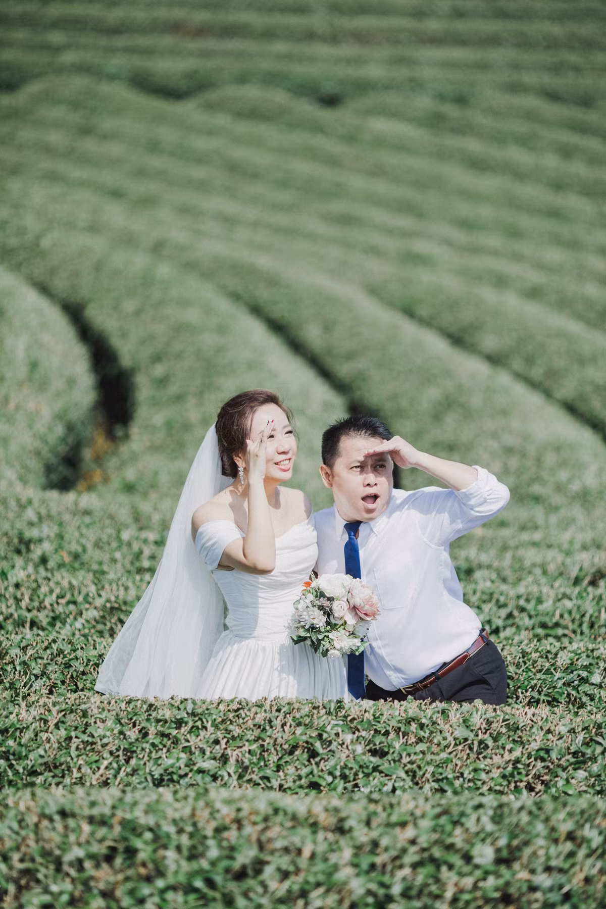 “Kong cầu hôn tôi vào ngày Valentine khi chúng tôi có một kì nghỉ ở một khách sạn địa phương. Anh ấy biết tôi không thích nhẫn kim cương giống hầu hết các cô gái khác, nên anh ấy cầu hôn tôi bằng một món quà đặc biệt: đồng hồ Rolex”, cô dâu hài hước chia sẻ.