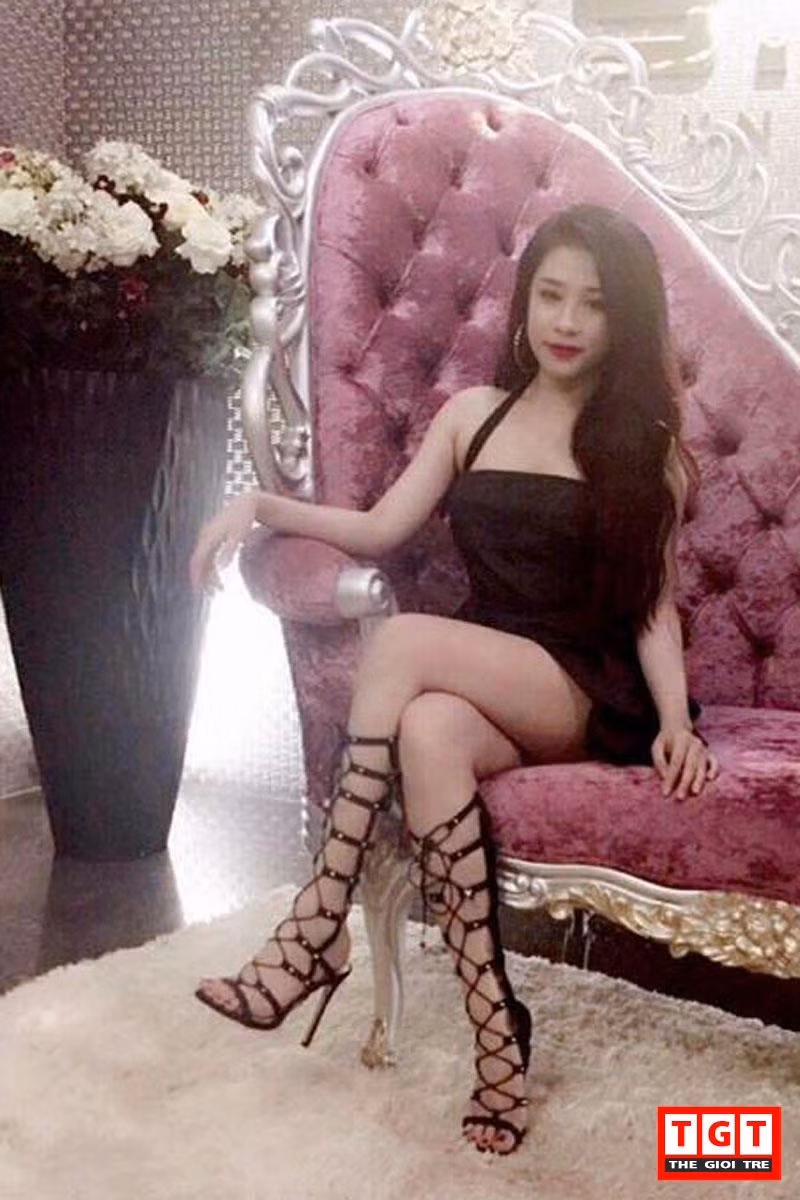 Su Comely chia sẻ cách lựa chọn trang phục của mình: "Trong tủ quần áo của mình thì đa phần là màu đen, mình thường chọn trang phục màu đen vì mình cảm thấy nó mạnh mẽ, sang trọng và cũng rất dễ phối đồ nữa. Tùy vào trang phục như thế nào mà mình sẽ chọn phụ kiện phù hợp, khi biểu diễn, mình thường đeo phụ kiện hơi cầu kì và có size lớn để tạo thêm điểm nhấn, bắt mắt cho trang phục".
