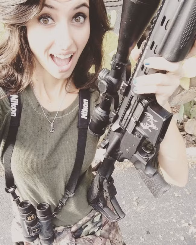 Trang Instagram của Ottea thật sự gây hứng thú cho người xem khi tập hợp cả hai khía cạnh tưởng chừng khá trái ngược là săn bắn và làm người mẫu. Vừa gợi cảm vừa mạnh mẽ, đây chính là điều tạo nên một Ottea đầy lôi cuốn.