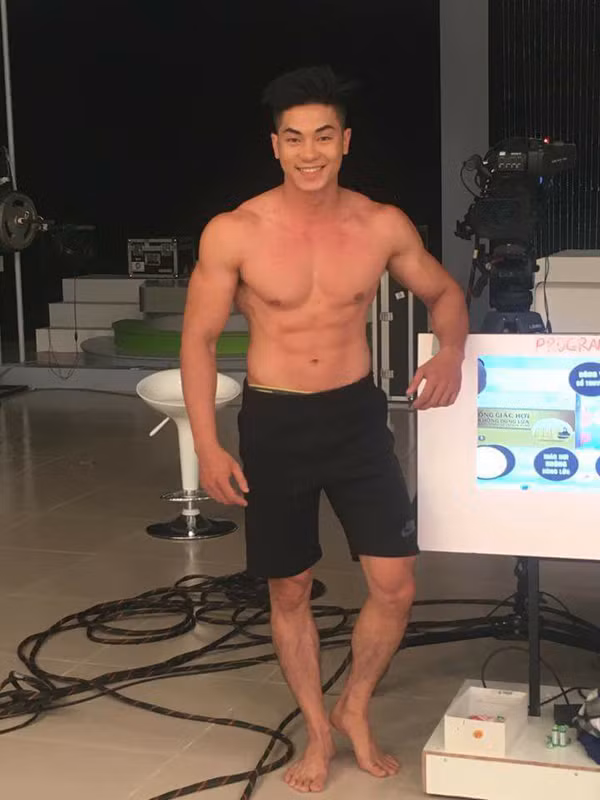 Thông tin của " hot boy dắt xe" ngay lập tức được chia sẻ và tìm kiếm. Điều mà nhiều người biết cho đến thời điểm này là anh chàng tên Lê Văn Tiền, quê Quảng Ngãi.