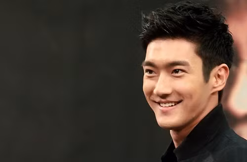  3. Choi Si Won (Super Junior). Thành viên Super Junior không chỉ là một sao Hàn nổi tiếng mà còn đích thị là một công tử quyền quý ngoài đời thường. Cha của Si Won giữ chức giám đốc của tập đoàn Hanhwa và công ty viễn thông Hanhwa. Ngoài ra, ông từng điều hành một doanh nghiệp thời trang tại Hàn Quốc. Đồng thời, ông cũng là giáo sư tại đại học Sung Kong Hoe. Mẹ của Si Won cũng không kém cạnh khi là nhân viên cấp cao của Bộ Ngoại giao.