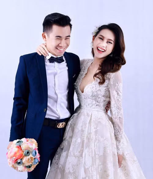 Vốn kín tiếng trong chuyện tình cảm nên trước đó, hot girl Kem Xôi hầu như không công khai hình ảnh bạn đời. Đến hai ngày trước khi lễ cưới diễn ra, cô nàng mới hé lộ một bức hình xinh xắn trong trang phục cô dâu cùng dòng trạng thái hồi hộp.