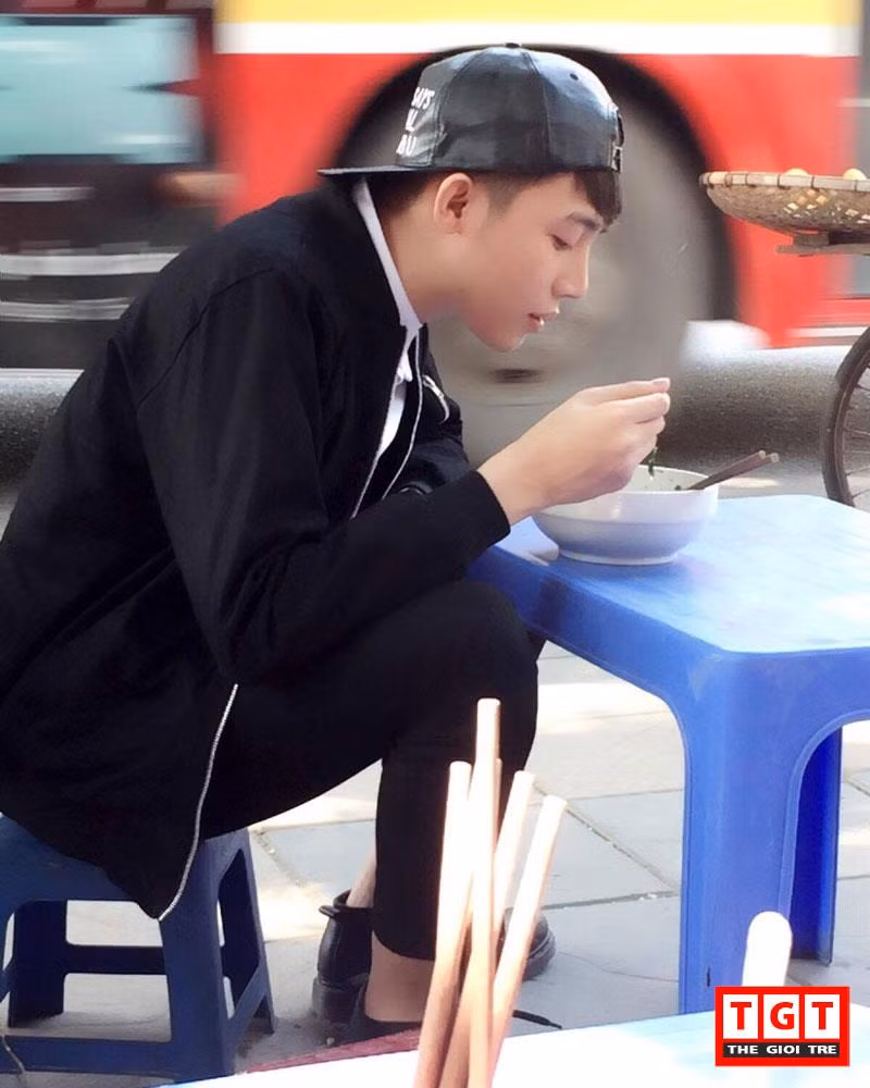 Việc mở cửa hàng ở quê nhà, cách trường gần 400km cũng là một thử thách với chàng sinh viên điển trai, cậu bạn phải dành thời gian ngày nghỉ, thứ 7, chủ nhật để bắt xe khách về nhà kiểm tra sổ sách, cập nhập hàng hóa và quản lý nhân viên. Chính vì vậy, việc đi lại giữa Hà Nội - Vinh được cậu bạn thực hiện "đều như vắt chanh".