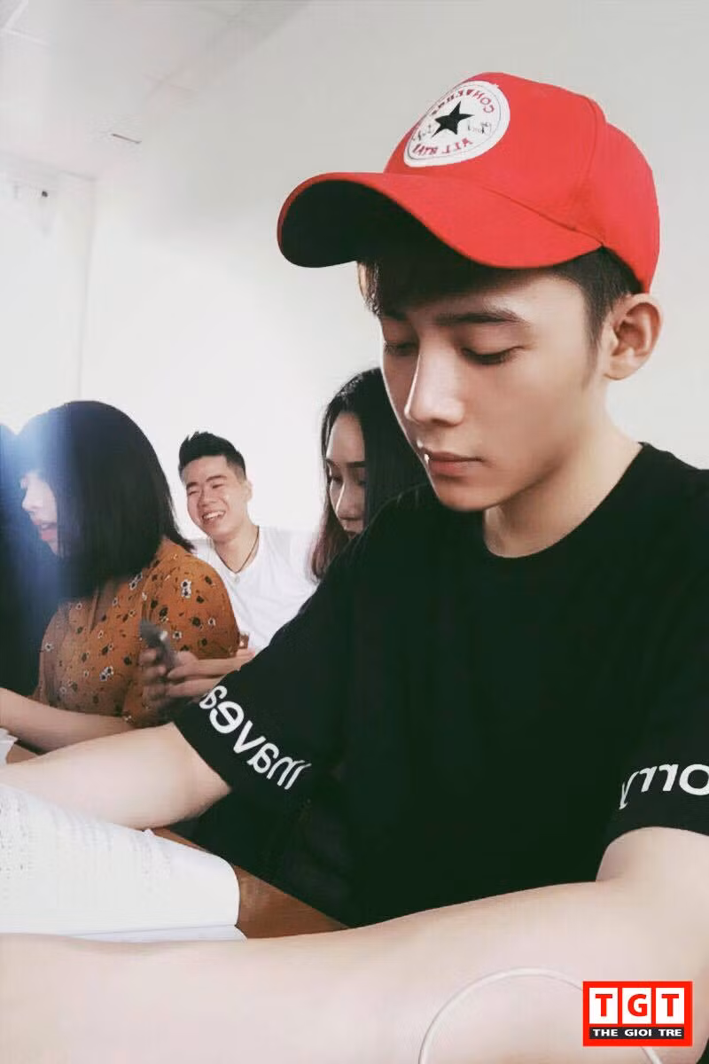 "Hãy làm những gì bạn muốn làm, mơ những gì bạn muốn mơ, tới nơi bạn muốn tới, trở thành người mà bạn kỳ vọng. Bởi bạn chỉ có một cuộc sống, một cơ hội để làm tất cả"- chàng triệu phú sinh năm 1994 chia sẻ quan điểm sống. Bật mí về dự định trong tương lai, Chàng sinh viên trường quân đội cho biết cậu bạn sẽ mở rộng thương hiệu của mình với việc nhiều cửa hàng ở các tỉnh miền trung. Mở thêm một cửa hàng thời trang nam và nữ. Bên cạnh việc kinh doanh, hoàn thành tốt việc học thanh nhạc tại trường để thỏa mãn đam mê ca hát của cũng là điều được cậu bạn chú tâm.