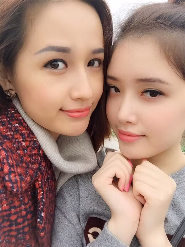 Mới đây trên trang cá nhân, Mai Phương Thúy tiếp tục khoe em gái khiến nhiều người ngưỡng mộ. Không kém cạnh nhan sắc cựu Hoa hậu Việt Nam 2006, cô em gái Mai Ngọc Phượng cũng sở hữu vẻ đẹp không tì vết.