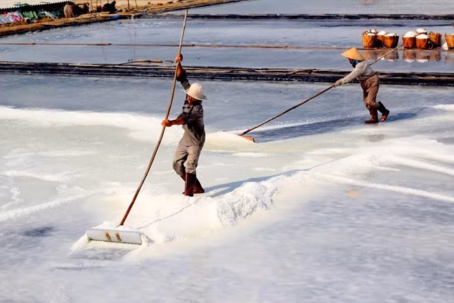 Cù lao Thiềng Liềng cách đảo Thạnh An một giờ đi tàu. Điểm hút du khách của cù lao chính là đời sống sinh hoạt của diêm dân. Ảnh: Nguyễn Việt Khoa.