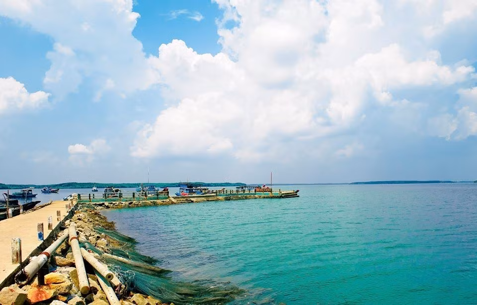 Đảo Thạnh An cách thị trấn Cần Thạnh khoảng 30 phút đi tàu. Đảo chưa phát triển dịch vụ du lịch, không có điểm tham quan nổi bật. Đảo hút khách với vẻ đẹp hoang sơ, thanh bình cùng sự hiền hòa, nhiệt tình của người dân. Ảnh: Nhi Huỳnh.