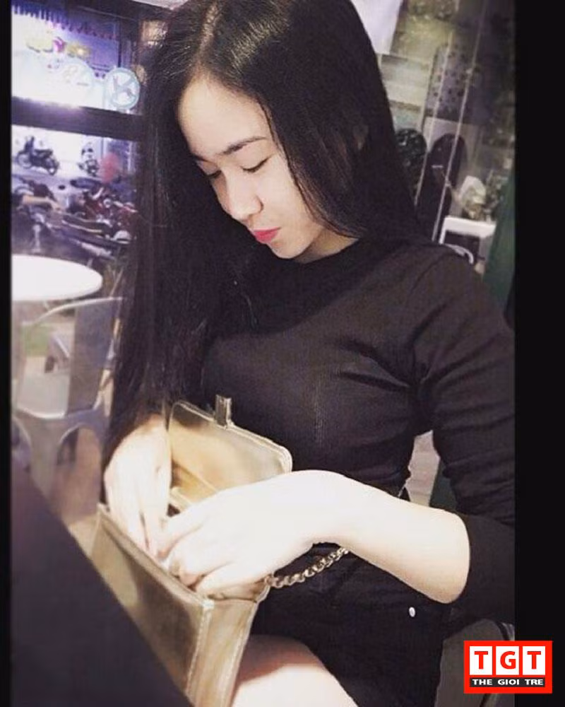 ... Xuất phát từ điều đáng lo ngại không chỉ của riêng Tường Vi mà là nỗi lo chung của tất cả các chị em phụ nữ này, Tường Vi đã bắt tay vào tìm hiểu kỹ và bán mỹ phẩm chăm sóc da. Ban đầu chưa quen, lượng đơn hàng quá tải khiến cho Tường Vi phải chạy đôn chạy đáo để giao hàng kịp thời cho khách hàng. Sau đó, khi quen dần, Cô đã trích 1 phần lợi nhuận để thuê các bạn sinh viên giao hàng cho mình và hướng đến việc chuyển dần từ bán lẻ sang đổ buôn cho các đại lý. Với mong muốn chia sẻ kinh nghiệm làm đẹp và sản phẩm làm đẹp theo xu hướng đến từ thiên nhiên, sắp tới cô sẽ đẩy mạnh hợp tác cùng nhà sản xuất để phát triển thương hiệu. Cùng với đó, sản phẩm hiện nay được chau chuốt nhiều hơn về hình thức, chất lượng.