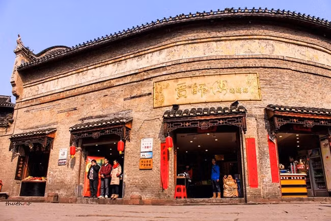 Tìm hiểu cuộc sống bình dị của tộc người Miêu hay lang thang qua những góc phố cổ kính sẽ để lại cho bạn những ấn tượng khó quên về trấn Phượng Hoàng.