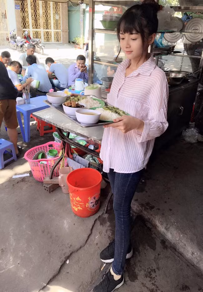 "Mình thử kinh doanh riêng, rồi xin làm việc tại công ty theo ngành đã học. Đôi lúc có nhận lời quay phim và chụp ảnh để thỏa mãn sở thích của riêng mình", Lan Hương chia sẻ.