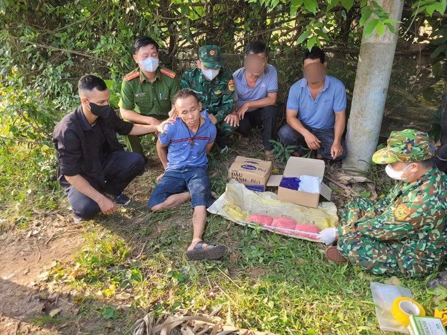 Bắt đối tượng vận chuyển 18.000 viên ma túy tổng hợp Bat doi tuong van chuyen 18.000 vien ma tuy tong hop