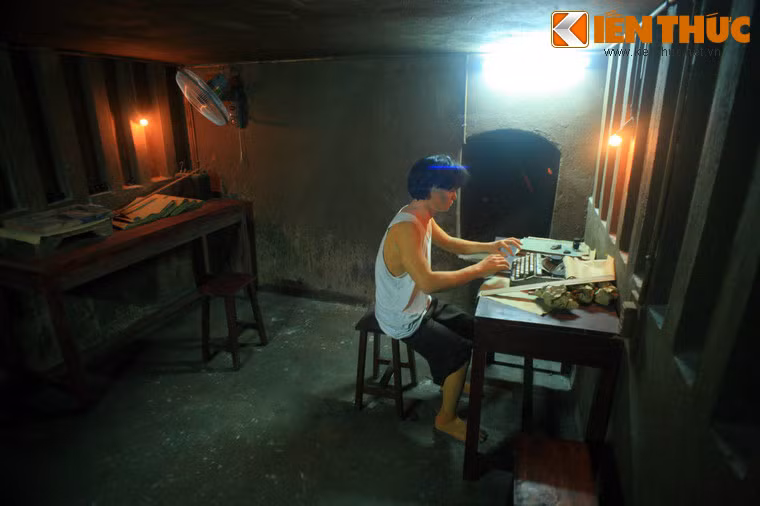 Bên trong căn hầm tái hiện lại hoạt động in ấn tài liệu tuyên truyền của Hội Ủng hộ Vệ quốc đoàn trong những năm kháng chiến với những trang thiết bị được giữ gìn nguyên vẹn đến hôm nay.