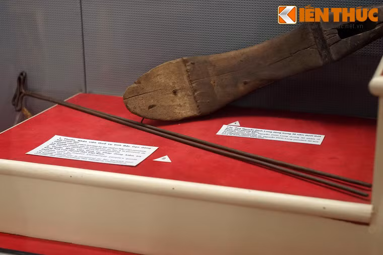 Chiếc thuốn, các nhân viên thuế vụ Pháp dùng kiểm tra hàng hóa của người dân Việt Nam.