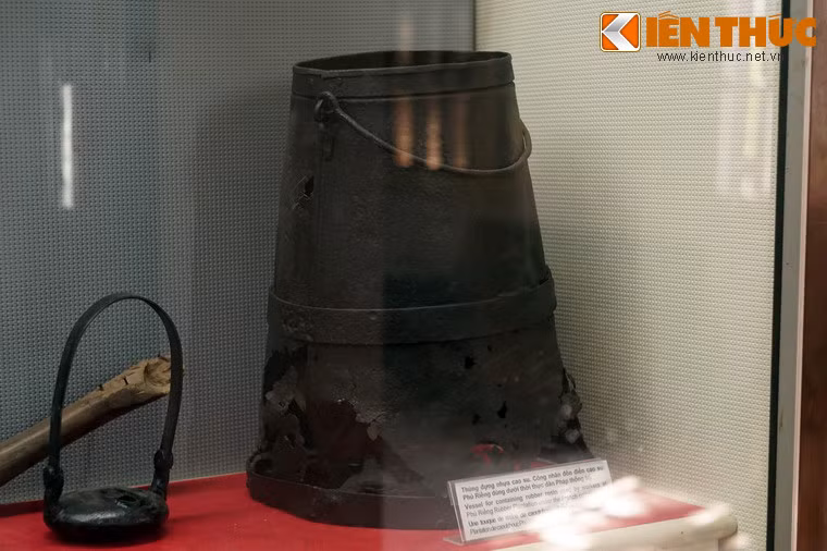 Thùng đựng nhựa cao su, công nhân đồn điền cao su Phú Riềng dùng dưới thời thực dân Pháp thống trị.