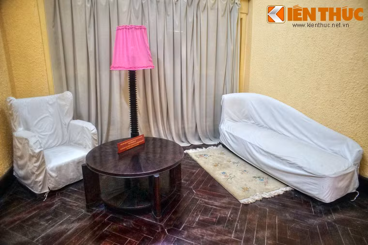 Ngày nay, căn phòng đặc biệt ấy vẫn được giữ nguyên như ngày Bác Hồ còn ở đây. Giữa căn phòng nhỏ là chiếc bàn gỗ mà Người đã chắp bút viết những dòng chữ thiêng thiêng làm thay đổi vận mệnh dân tộc.