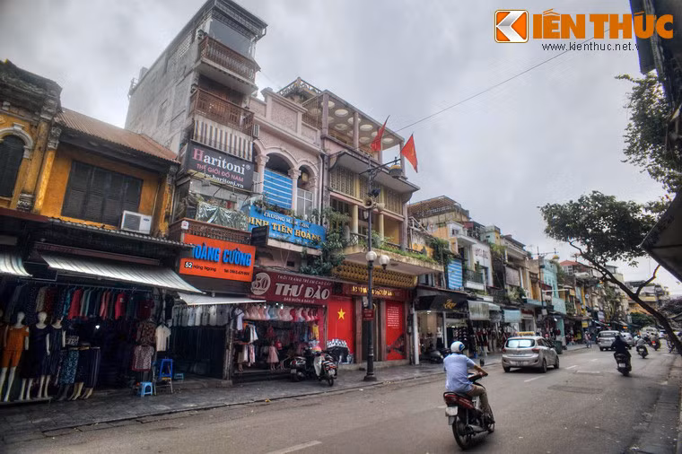 3. Nằm giữa khu phố buôn bán sầm uất bậc nhất phố cổ Hà Nội, nhà 48 Hàng Ngang là một di tích lịch sử quan trọng của Hà Nội, nơi Chủ tịch Hồ Chí Minh viết Tuyên ngôn Độc lập, bản Tuyên ngôn khai sinh ra nước Việt Nam Dân chủ cộng hòa ngày 02/9/1945.