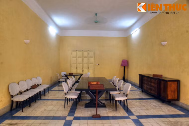 Tại đây vẫn còn lưu giữ nhiều hiện vật liên quan đến thời gian làm việc của Bác Hồ và Trung ương Đảng. Giữa căn phòng là một bàn họp lớn, nơi Tuyên ngôn Độc lập đã được thông qua trước ngày 2/9/1945.