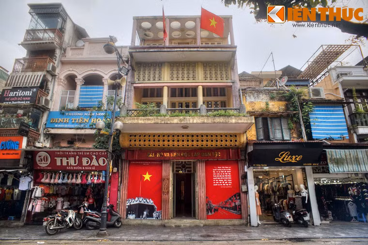 Vào đầu thập niên 1940, ngôi nhà này nguyên là hiệu Phúc Lợi, một hãng buôn tơ lụa, vải vóc vào loại lớn nhất ở Hà Nội. Chủ nhân của ngôi nhà khi ấy là ông Trịnh Văn Bô và bà Hoàng Thị Minh Hồ.