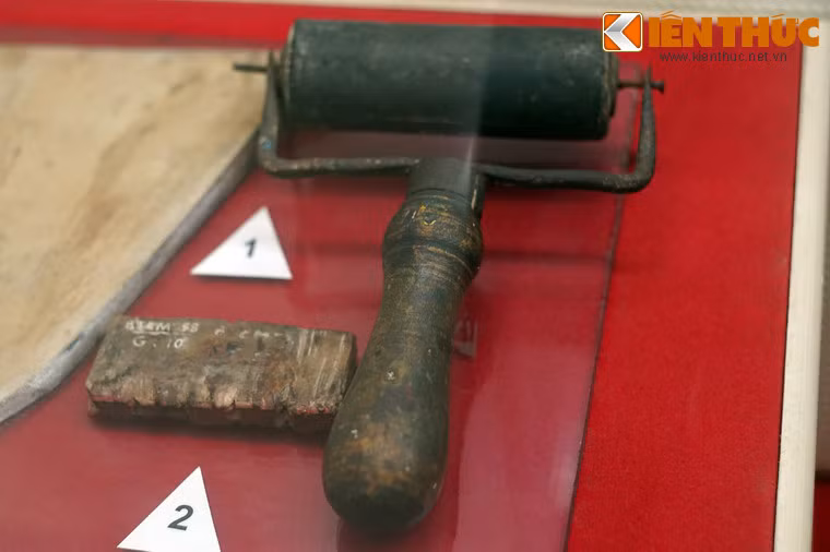 Ru-lô dùng in báo "Việt Nam Độc lập" - tờ báo đầu tiên của Mặt trận Việt Minh - ở khu rừng Pia, xã Xuân Hòa, huyện Hà Quảng Tỉnh Cao Bằng năm 1941 và con dấu dùng để đóng trên tờ báo này.
