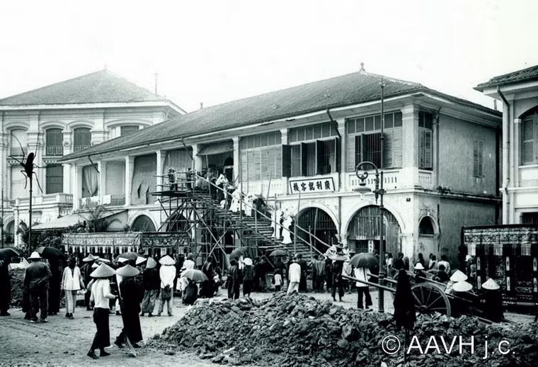 Đám tang trên đại lộ Charner, nay là đường Nguyễn Huệ. Bên trái là tòa nhà Sở thuế quan.