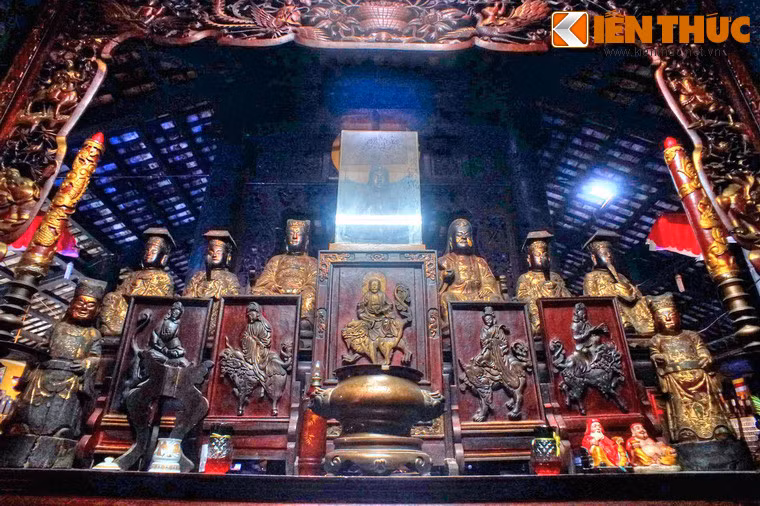 Phía sau chính điện là bàn thờ Tổ, thờ chư vị Tổ sư Hòa thượng tiền bối và các bàn thờ Phật Chuẩn Đề, Phật A Di Đà, và sau cùng là bàn thờ Thập Điện Diêm Vương. Ở gian này trong thời kỳ kháng chiến chống Pháp và chống Mỹ, được dùng làm cơ sở hậu cần, nuôi chứa cán bộ cách mạng.
