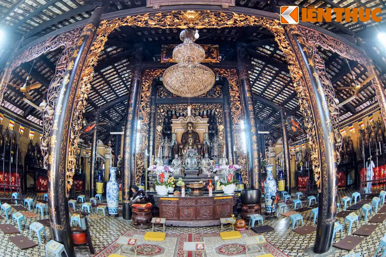 Bên trong điện khá rộng và sâu, có 56 cột to hơn vòng tay ôm màu nâu sẫm. Cột nào cũng được chạm khắc câu đối, thiếp vàng công phu. Giữa các hàng cột là các cửa võng, cũng được thiếp vàng, chạm trổ các đề tài trang trí truyền thống như tứ linh, tứ quý, hoa điểu...