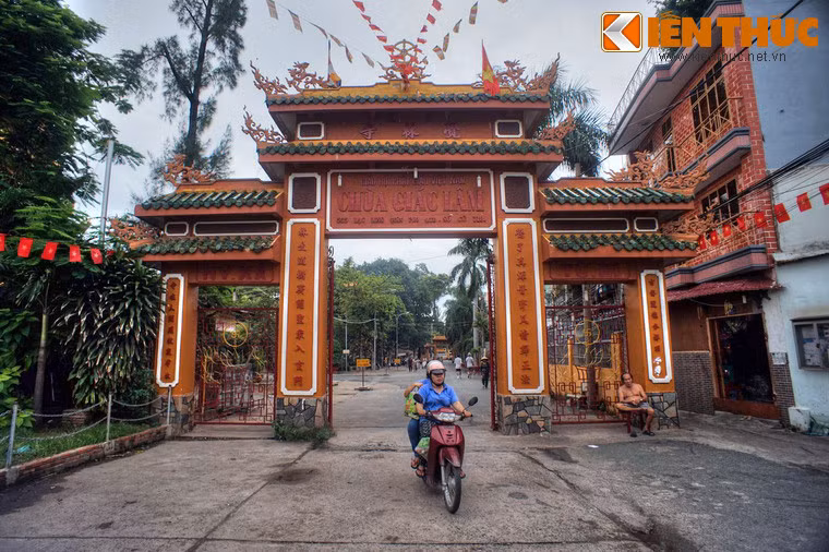 Tọa lạc tại số 565 đường Lạc Long Quân, phường 10, quận Tân Bình, TP HCM, Tổ đình Giác Lâm là một trong những ngôi chùa hiện diện đầu tiên ở mảnh đất Sài Gòn. Đây chính là tổ đình của phái Thiền Lâm Tế tông ở miền Nam Việt Nam.