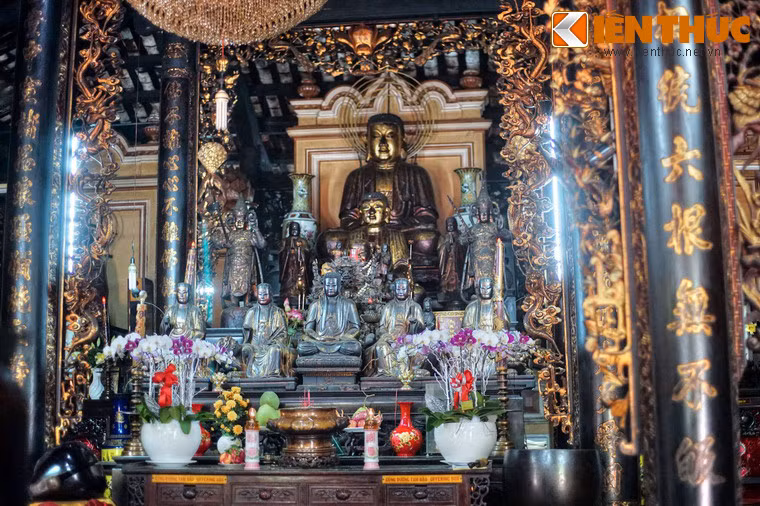 Trong chính điện Tổ đình Giác Lâm tôn trí “tiền Phật, hậu Tổ”. Phía trước chính điện thờ tượng thế A Di Đà, Thích Ca, Di Lặc. Hai bàn thờ hai bên phải trái, thờ tượng Quán Thế Âm, Đại Thế Chí.
