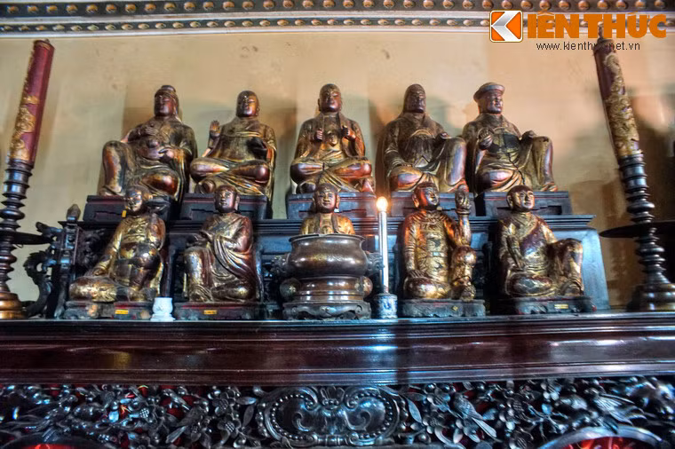 Trong chùa có 113 pho tượng cổ, hầu hết là tượng gỗ, chỉ có 7 tượng đồng. Nhiều tượng có giá trị. Trên các cột chính của chùa đều có khắc câu đối (gồm 86 câu) thếp vàng công phu.