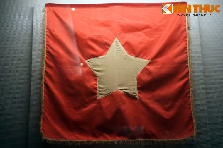 Lá cờ Đội Việt Nam Giải phóng quân dùng trong ngày tiến quân về đánh chiếm tỉnh lỵ Thái Nguyên, 20/8/1945.