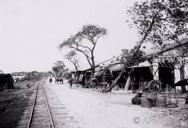 Đường sắt chạy qua một khu dân cư.