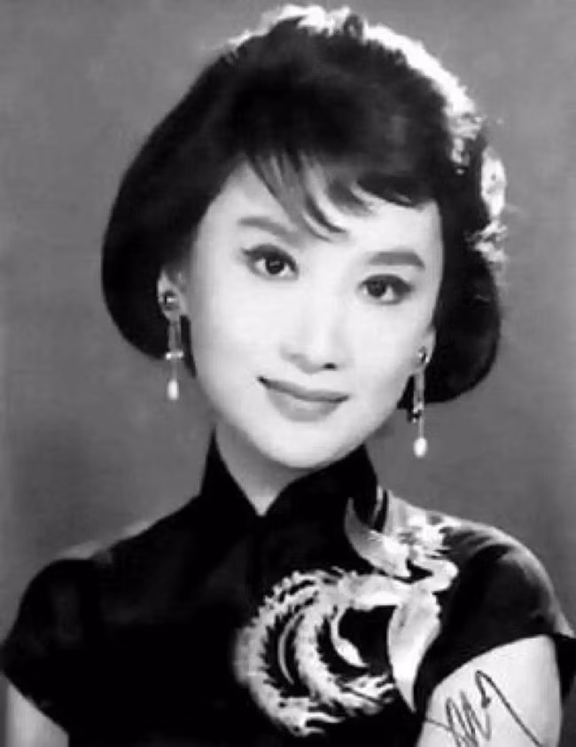 Đặc biệt, Kim Dung được cho là từng yêu đơn phương Hạ Mộng. Nhiều người trong giới đều biết việc Kim Dung theo đuổi Hạ Mộng. Tuy nhiên, vào thời điểm ấy, Hạ Mộng kết hôn cùng doanh nhân thành đạt.