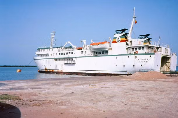 Vụ đắm tàu MV Le Joola của chính phủ Senegal ở ngoài khơi Gambia ở Tây Phi ngày 26/9/2002 đã trở thành thảm kịch hàng hải tồi tệ trong lịch sử nhân loại.