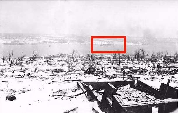 Sáng ngày 6/12/1917, con tàu của Pháp có tên là Mont-Blanc đã va phải tàu của Na-Uy có tên là Imo tại cảng Halifax, Nova Scotia. Vụ việc khiến tàu Mont-Blanc bốc cháy.